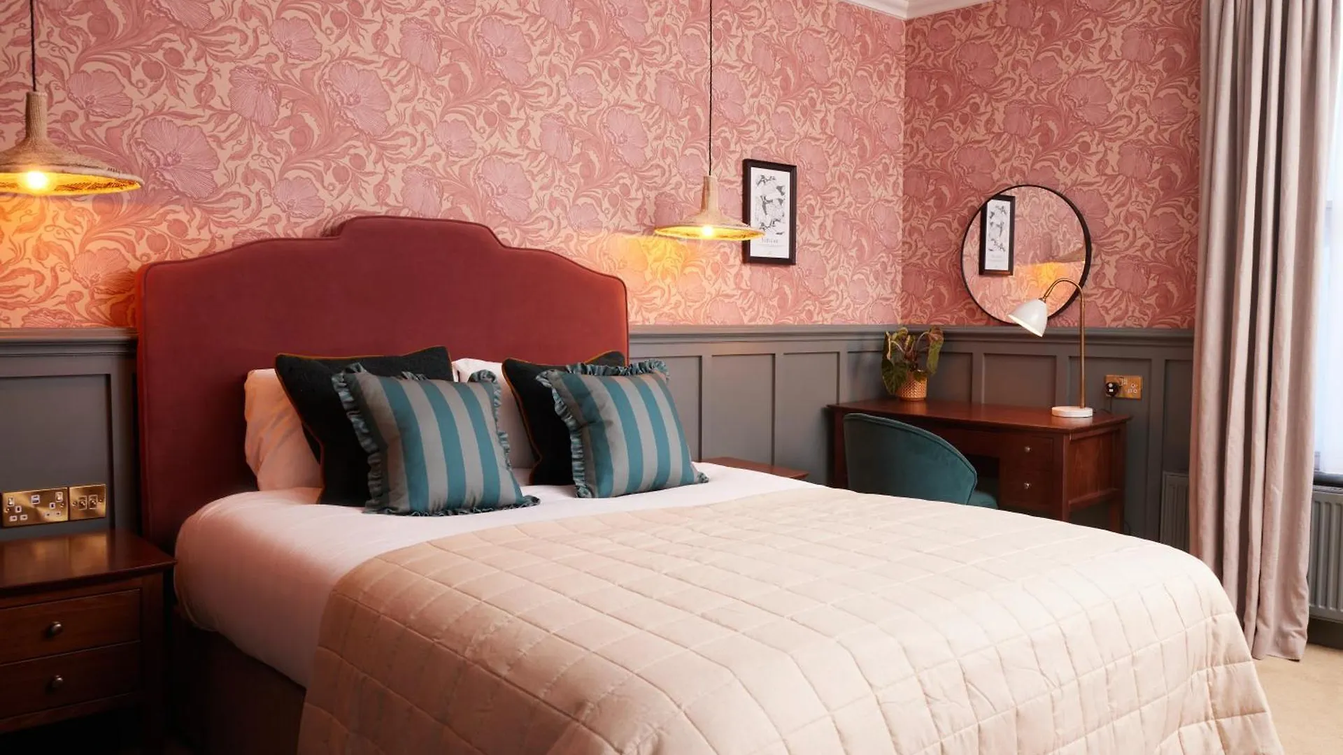 Where to Stay Near Chimney Mill Galleries: 6 Central Hotels