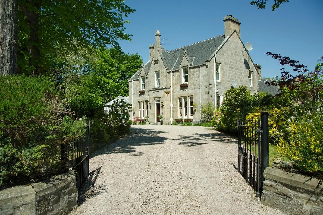 4 Top-Rated Hotels Close to Abernethy Golf Club