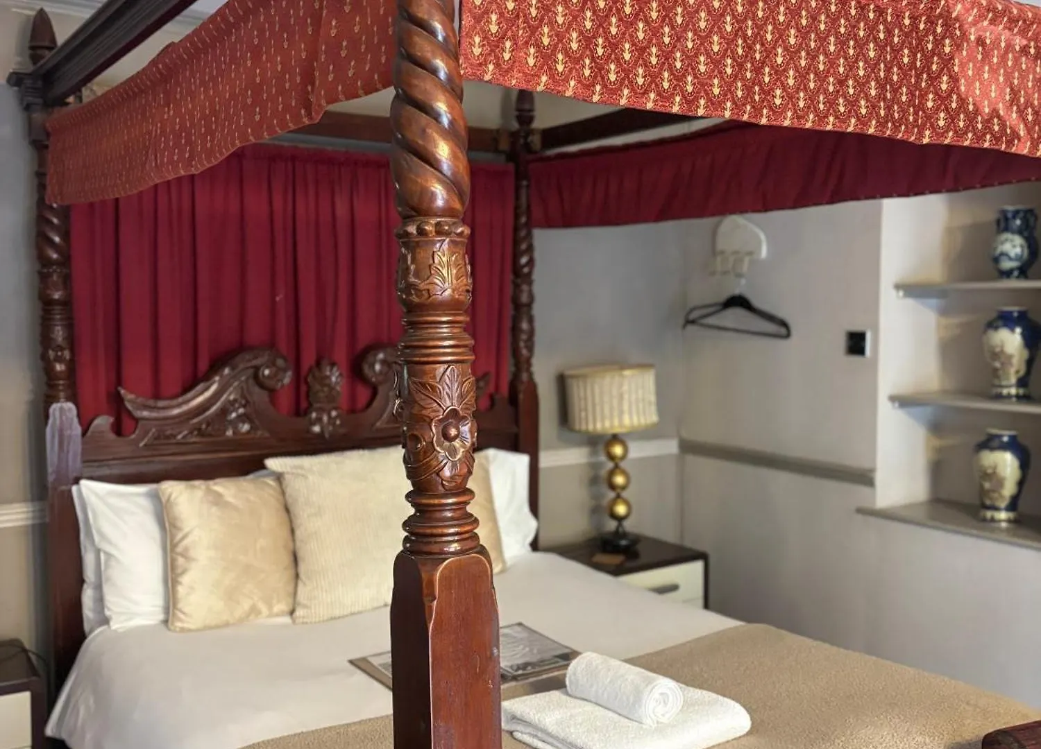4 Smart Couple Hotels Near Cadbury Castle Worth Booking