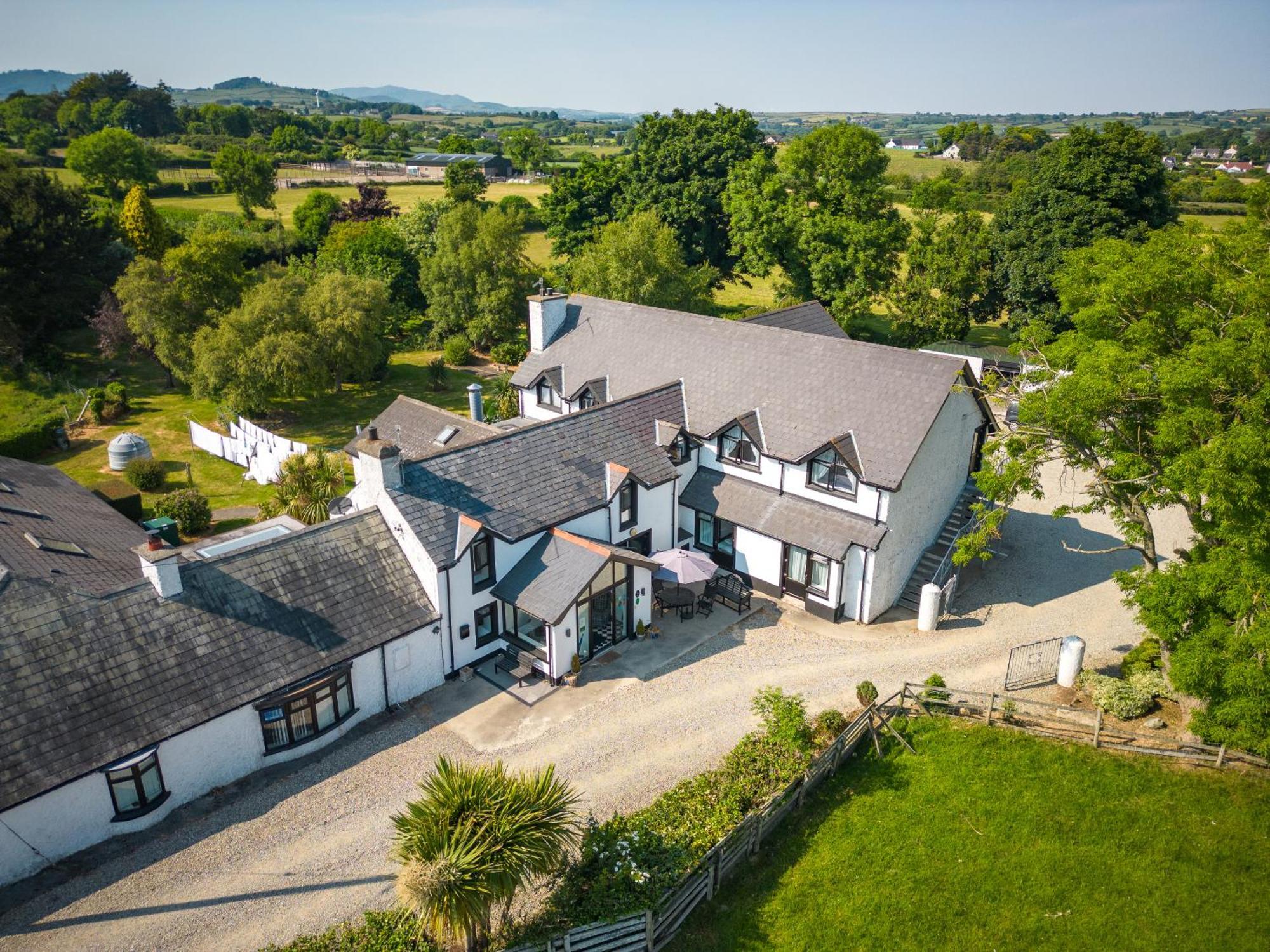 4 Family-Friendly Hotels Near Dundrum Castle Worth Booking