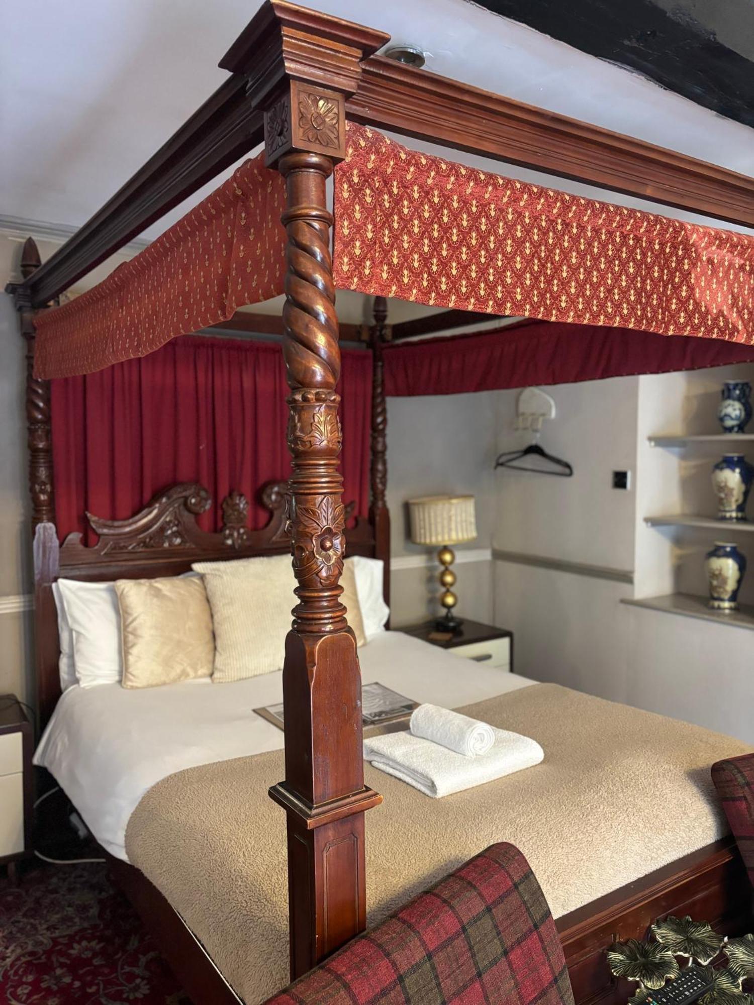 4 Smart Couple Hotels Near Cadbury Castle Worth Booking